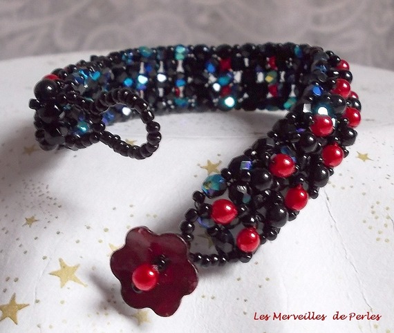 Pulsera de cuentas de terciopelo negro y rojo con facetas y cuentas de cristal nacarado