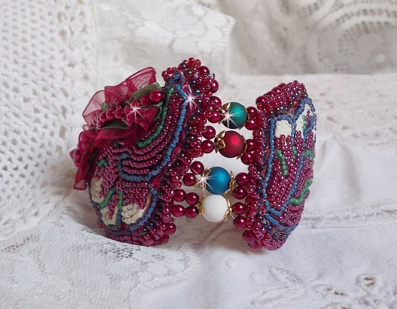 Encantadora pulsera otoñal bordada con cristales de Swarovski, cuentas redondas de resina nacarada, encaje y cuentas de rocalla