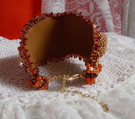 Pulsera brazalete Lady in Orange Haute-Couture bordada con cristales de Swarovski y cuentas de rocalla Miyuki.