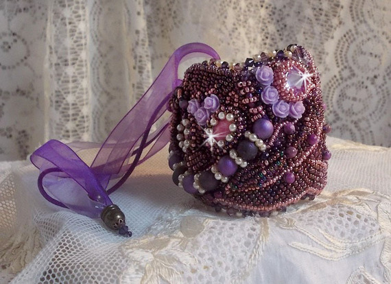 Pulsera china de piedras moradas bordada con piedras finas: sugilitas, cristales de Swarovski, cuentas de semillas y una cinta de organza morada