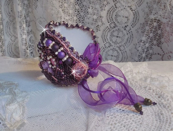 Pulsera china de piedras moradas bordada con piedras finas: sugilitas, cristales de Swarovski, cuentas de semillas y una cinta de organza morada