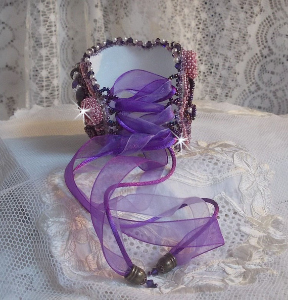 Pulsera china de piedras moradas bordada con piedras finas: sugilitas, cristales de Swarovski, cuentas de semillas y una cinta de organza morada