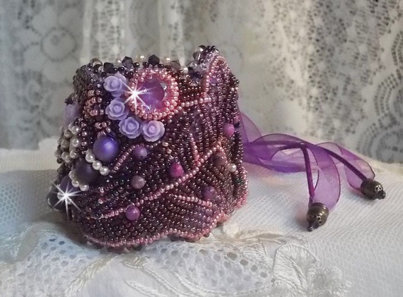 Pulsera china de piedras moradas bordada con piedras finas: sugilitas, cristales de Swarovski, cuentas de semillas y una cinta de organza morada