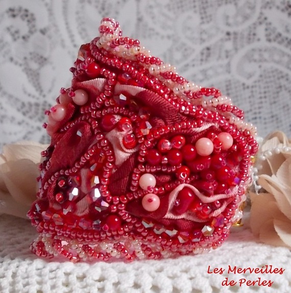 Pulsera brazalete Coralie bordada con coral rojo, rosa claro y rocallas