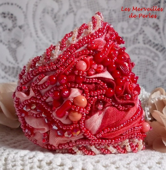 Pulsera brazalete Coralie bordada con coral rojo, rosa claro y rocallas