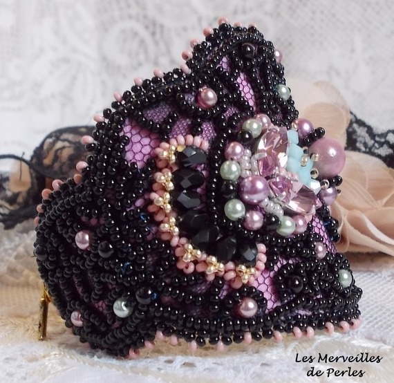 Pulsera puño marquesa bordada con cristales de Swarovski, encaje negro antiguo de 1950, perlas de agua dulce y rocallas