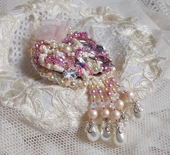 Broche Fleur d'Eté Haute-Couture brodée avec des Cristaux de Swarovski, une estampe filigranée, un ruban et une broche à l'arrière en argent 925/1000