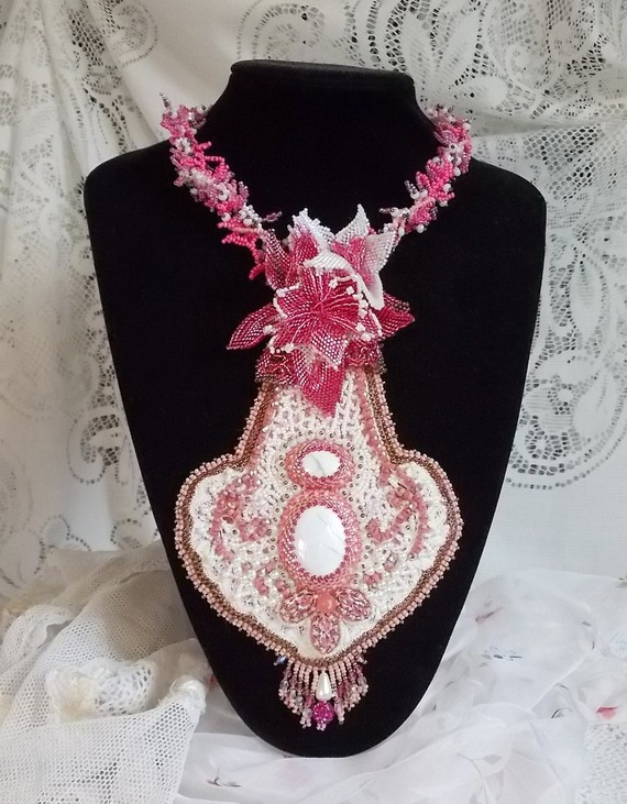 Collar Lirio Rosa con gema Howlita blanca, cuentas de semillas, encaje y abalorios varios Estilo Alta Costura