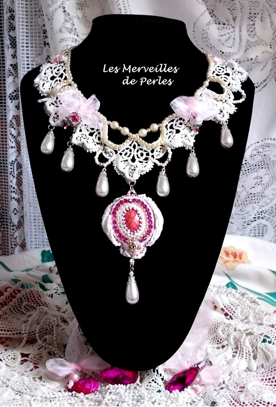 Collar victoriano Valmont bordado con encaje marfil, cuentas de perlas y cristales de Swarovski