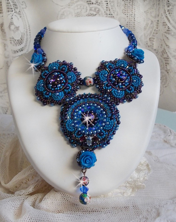 Collar Rosas Azul Royal con cristales de la Casa Swarovski y rocallas