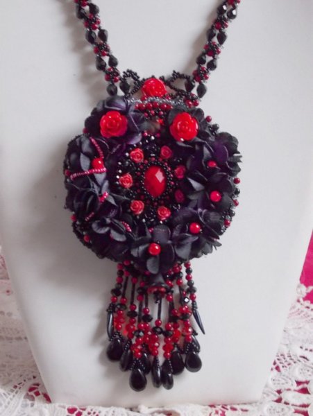 Collar Midnight in Paris bordado con cristales de Swarovski, rosas de resina, cuentas de semillas y puñales negros