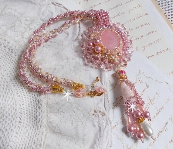 Collier pendentif Quartzib'Elle brodé avec un Quartz rose, une pierre très fine 