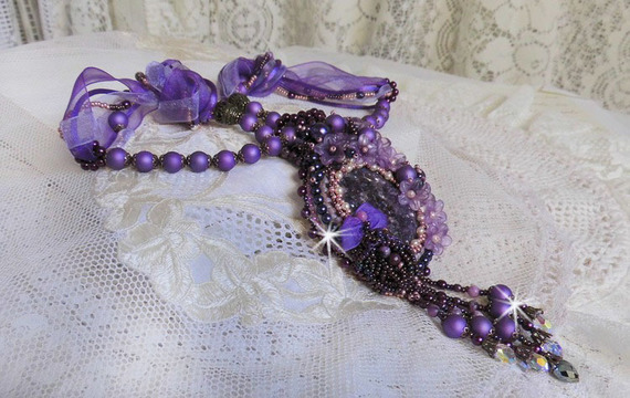 Collar colgante chino de piedras púrpura con Sugilita