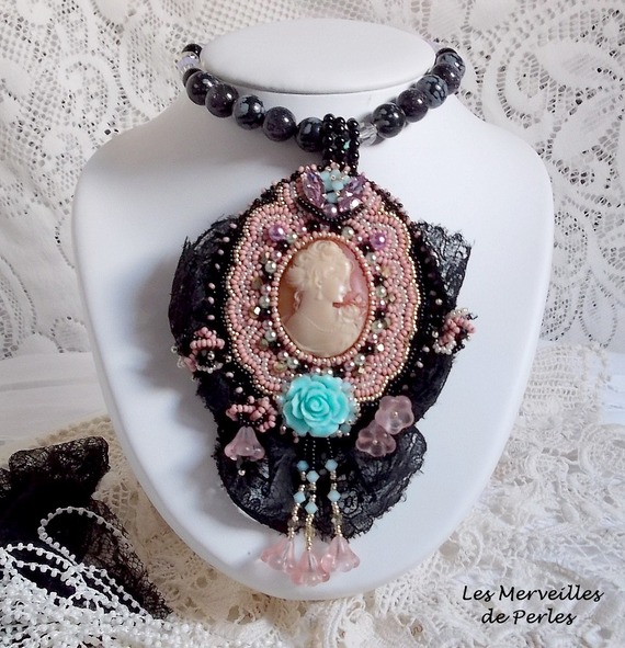 Collar colgante Marquesa bordado con perlas nacaradas, un encaje muy bonito, una joya suntuosa 