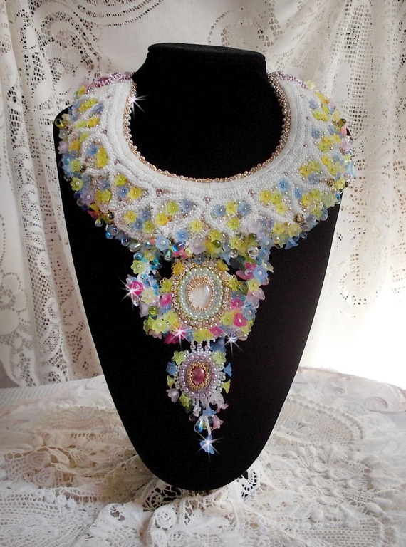 Collar Envolée Fleurie, flores de lucita, perlas y rocallas bordadas al estilo Haute-Couture