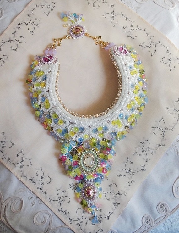 Collar Envolée Fleurie, flores de lucita, perlas y rocallas bordadas al estilo Haute-Couture