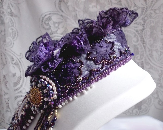 Collier plastron Les Merveilles D'Antan, inspiration belle époque avec une dentelle violette et de très belles perles brodé façon Haute-Couture.