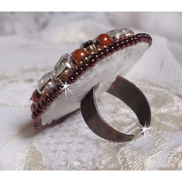 Anillo Romance de &aacute;mbar bordado con cristal de Swarovski y negro, perlas m&aacute;gicas y cuentas de semillas