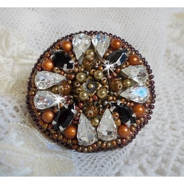 Anillo Romance de &aacute;mbar bordado con cristal de Swarovski y negro, perlas m&aacute;gicas y cuentas de semillas