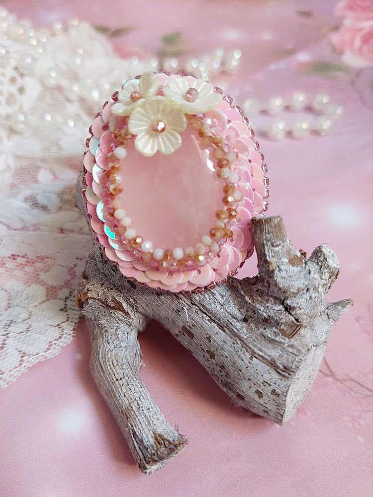 Bague Amour de quartz brodée avec pierre de gemme, rondes et rocailles verres, sequins, fleurs acryliques et bague laiton