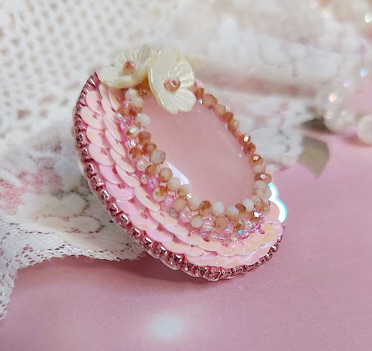 Bague Amour de quartz brodée avec pierre de gemme, rondes et rocailles verres, sequins, fleurs acryliques et bague laiton