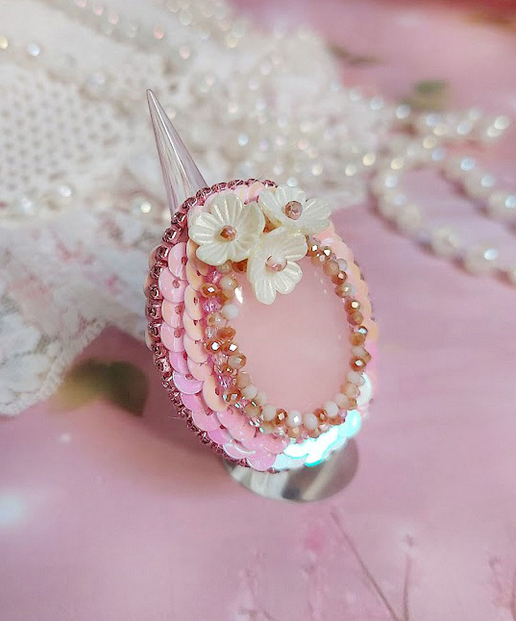 Bague Amour de quartz brodée avec pierre de gemme, rondes et rocailles verres, sequins, fleurs acryliques et bague laiton