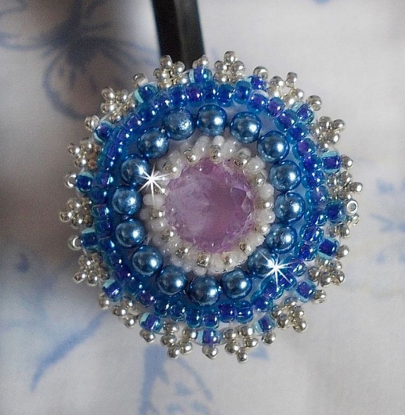 Anillo Azur bordado con cristales de Swarovski y perlas