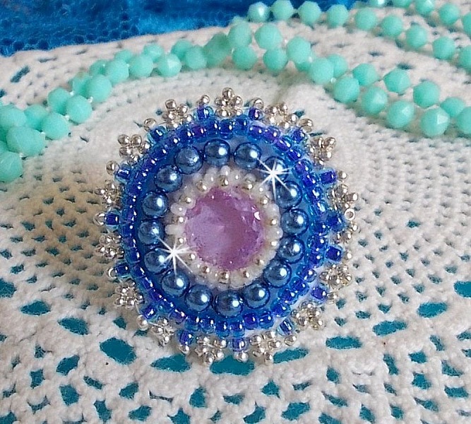 Anillo Azur bordado con cristales de Swarovski y perlas