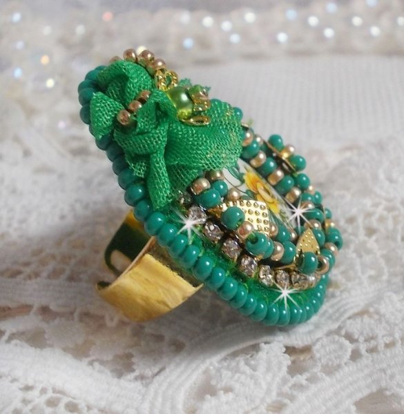 Precioso anillo de Esmeralda con un cabuj&oacute;n de cer&aacute;mica de una rosa amarilla y verde