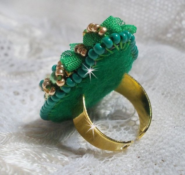 Precioso anillo de Esmeralda con un cabuj&oacute;n de cer&aacute;mica de una rosa amarilla y verde