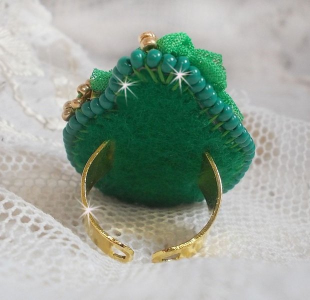 Precioso anillo de Esmeralda con un cabuj&oacute;n de cer&aacute;mica de una rosa amarilla y verde