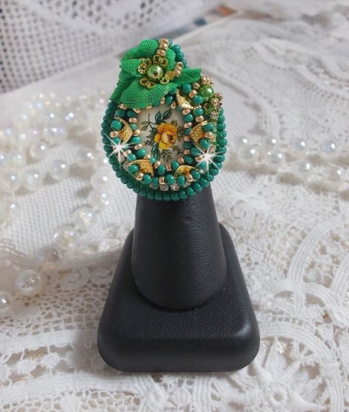 Precioso anillo de Esmeralda con un cabuj&oacute;n de cer&aacute;mica de una rosa amarilla y verde