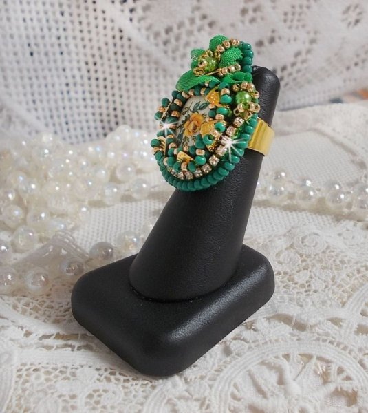 Precioso anillo de Esmeralda con un cabuj&oacute;n de cer&aacute;mica de una rosa amarilla y verde