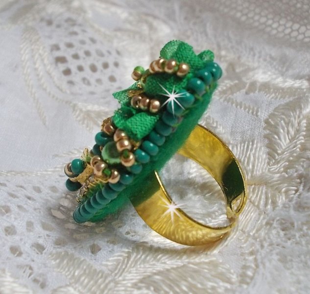 Precioso anillo de Esmeralda con un cabuj&oacute;n de cer&aacute;mica de una rosa amarilla y verde