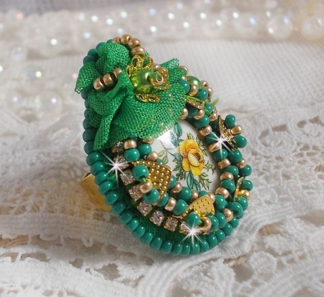Precioso anillo de Esmeralda con un cabuj&oacute;n de cer&aacute;mica de una rosa amarilla y verde