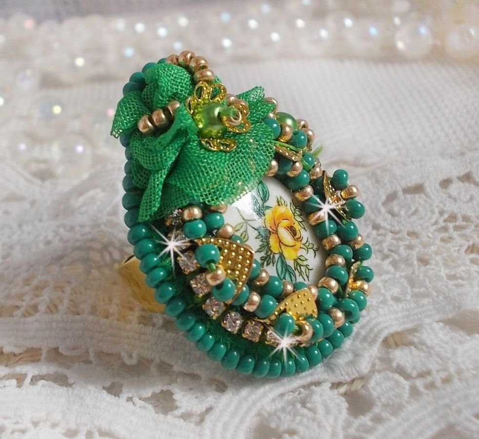 Precioso anillo de Esmeralda con un cabujón de cerámica de una rosa amarilla y verde