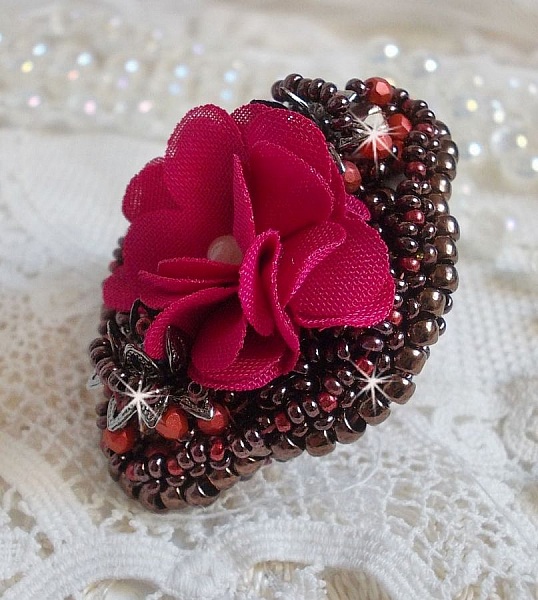 Bague  Belle H&eacute;l&egrave;ne brod&eacute;e avec une fleur en tissu, une Calcite jaune/blanc et des rocailles.