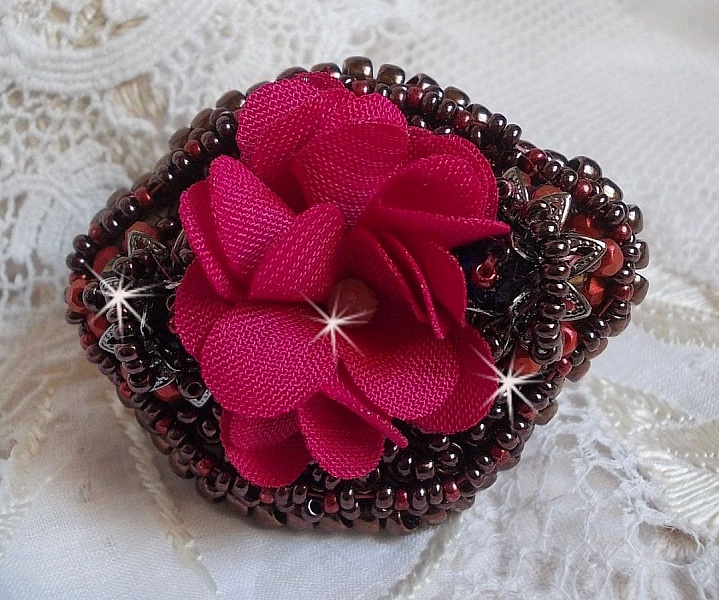 Bague  Belle H&eacute;l&egrave;ne brod&eacute;e avec une fleur en tissu, une Calcite jaune/blanc et des rocailles.