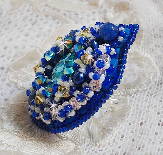Anillo Blue Palace, un dise&ntilde;o aut&eacute;ntico con cuentas de rocalla azules y cristales de Swarovski