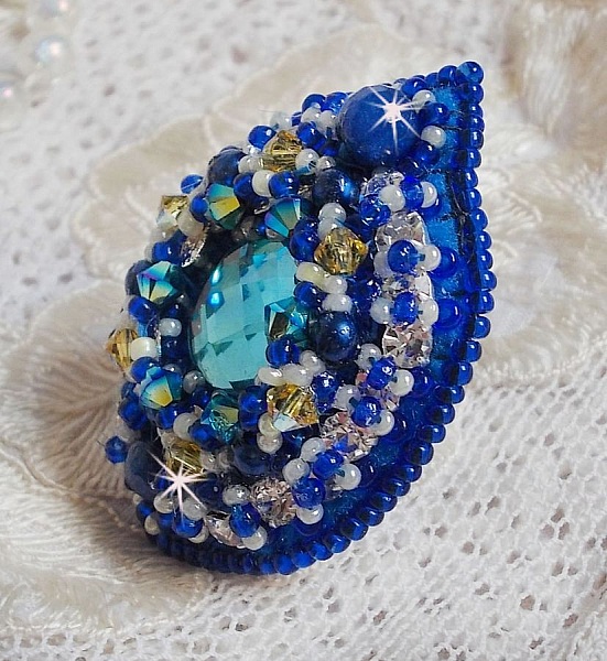 Anillo Blue Palace, un dise&ntilde;o aut&eacute;ntico con cuentas de rocalla azules y cristales de Swarovski