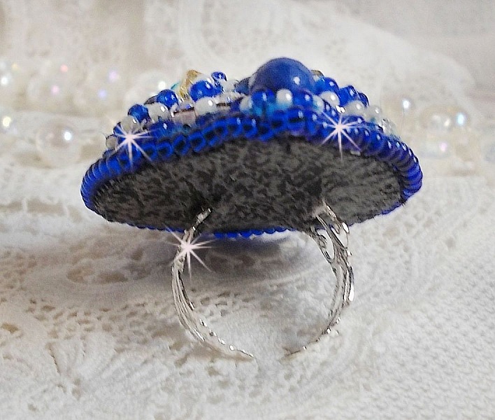 Anillo Blue Palace, un dise&ntilde;o aut&eacute;ntico con cuentas de rocalla azules y cristales de Swarovski