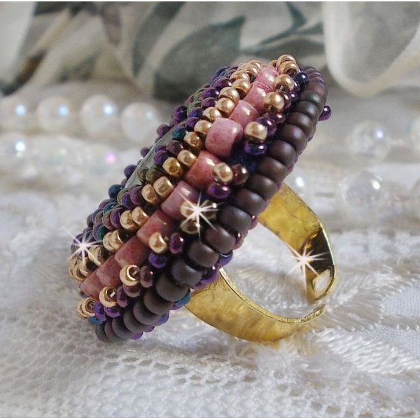 Anillo Bonjour Paris bordado con un cabuj&oacute;n de resina jaspeada y cuentas de rocalla Miyuki