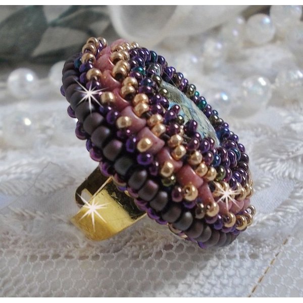 Anillo Bonjour Paris bordado con un cabuj&oacute;n de resina jaspeada y cuentas de rocalla Miyuki