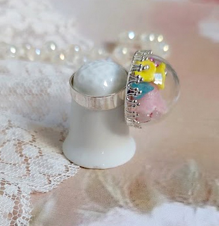 Bague Boule de Cristal montée avec fleurs en forme de cloche verre,  velours floqué avec bague laiton et dôme en verre