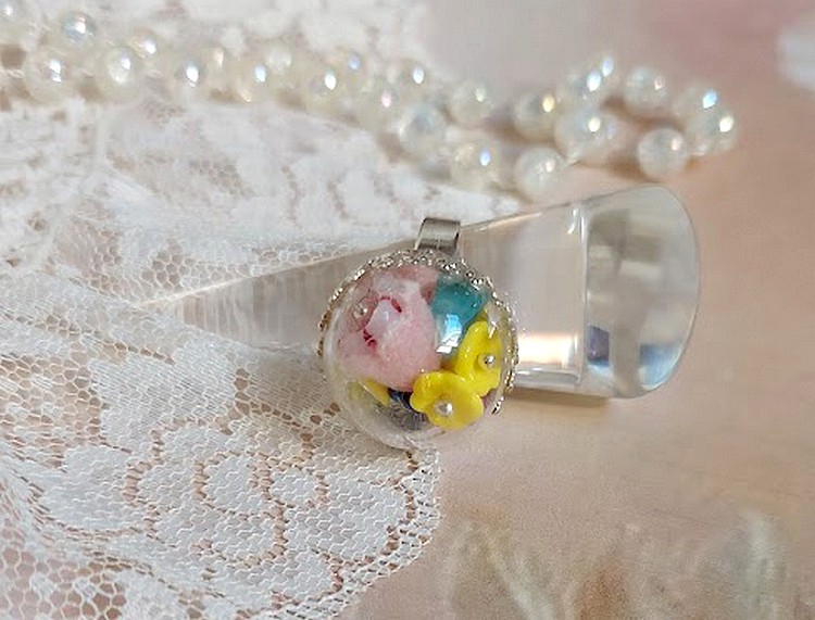 Bague Boule de Cristal montée avec fleurs en forme de cloche verre,  velours floqué avec bague laiton et dôme en verre