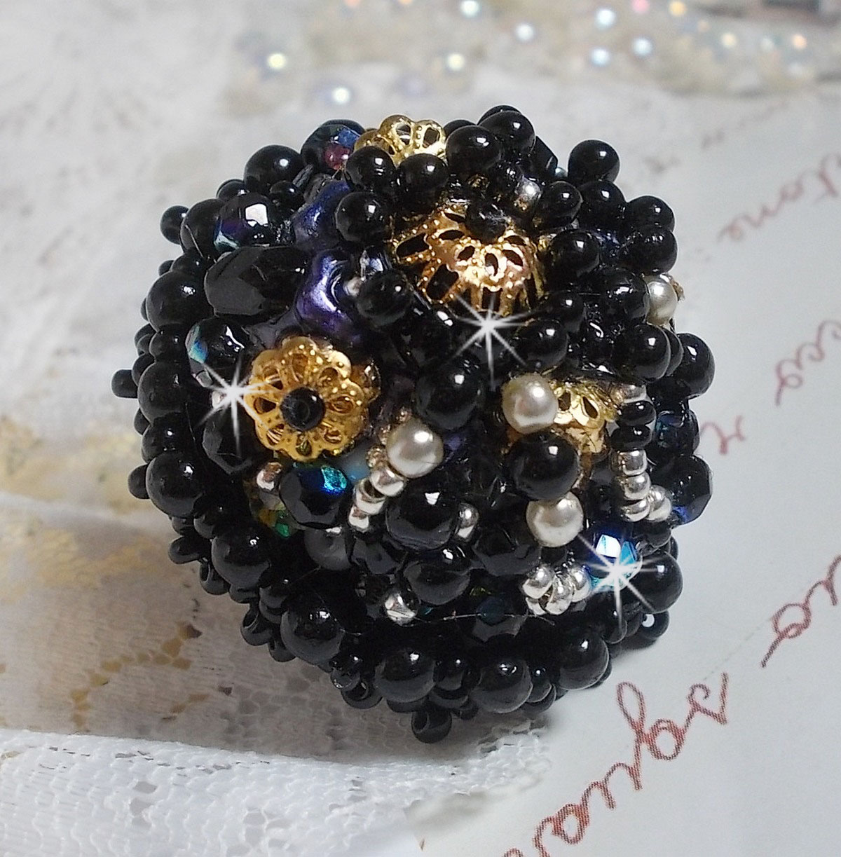 Bague Boule Frou-Frou avec des perles nacrées, facettes et des cristaux de Swarovski 