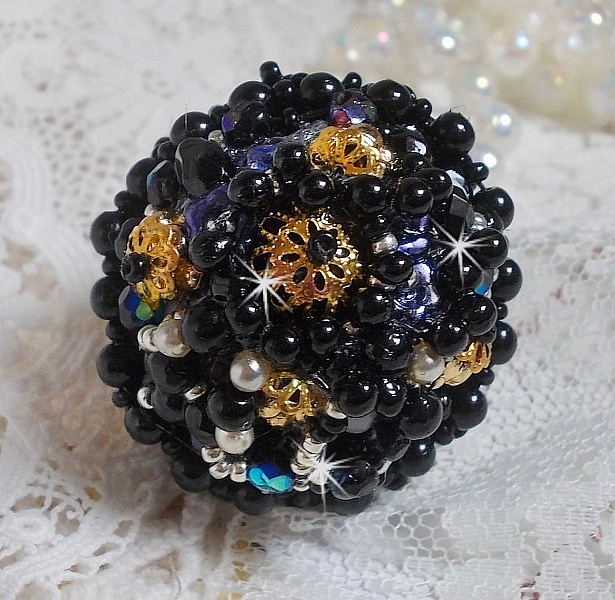 Bague Boule Frou-Frou avec des perles nacr&eacute;es, facettes et des cristaux de Swarovski 