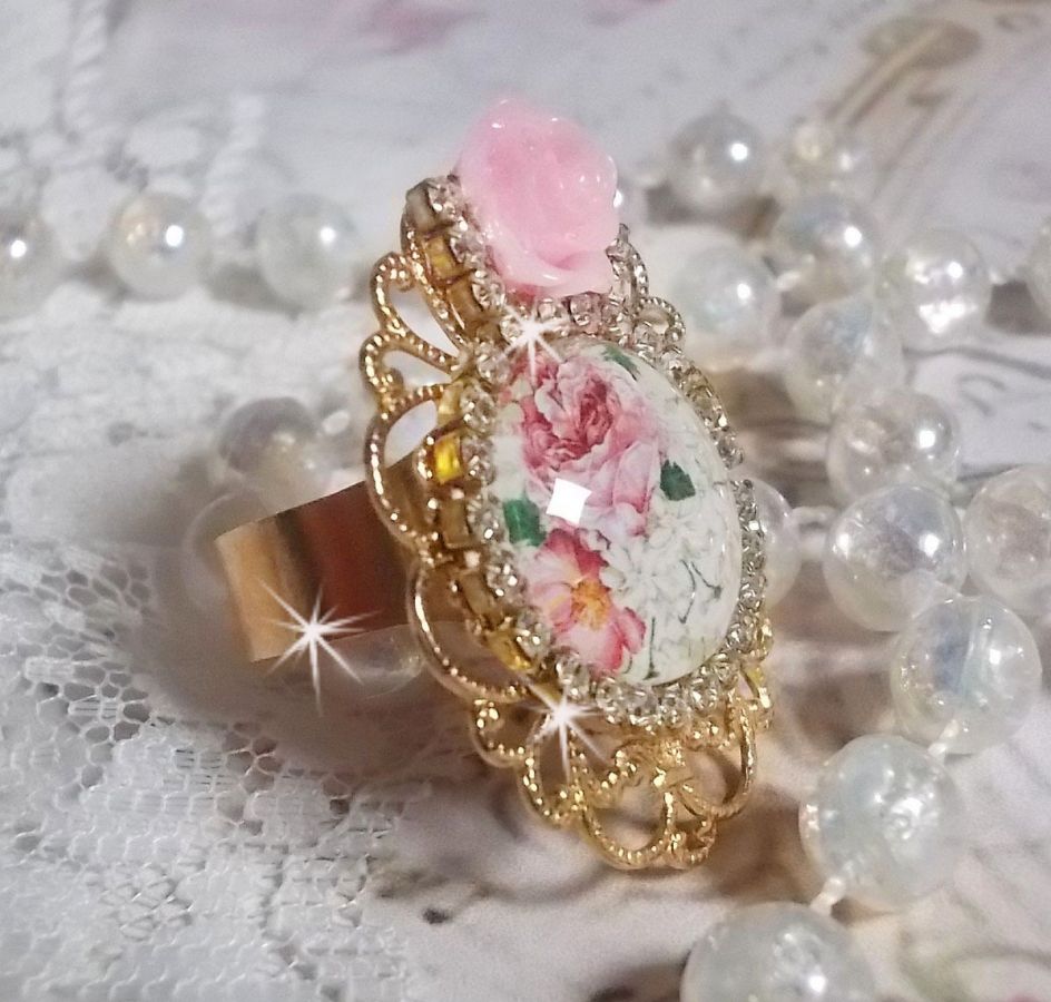 Anillo Bouquet Valentine con un cabujón de rosa, una rosa de resina y una cadena de cristal de Swarovski