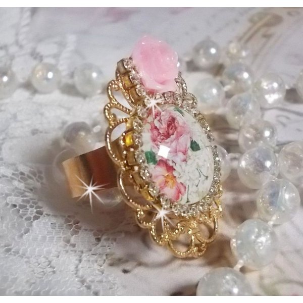 Anillo Bouquet Valentine con un cabuj&oacute;n de rosa, una rosa de resina y una cadena de cristal de Swarovski