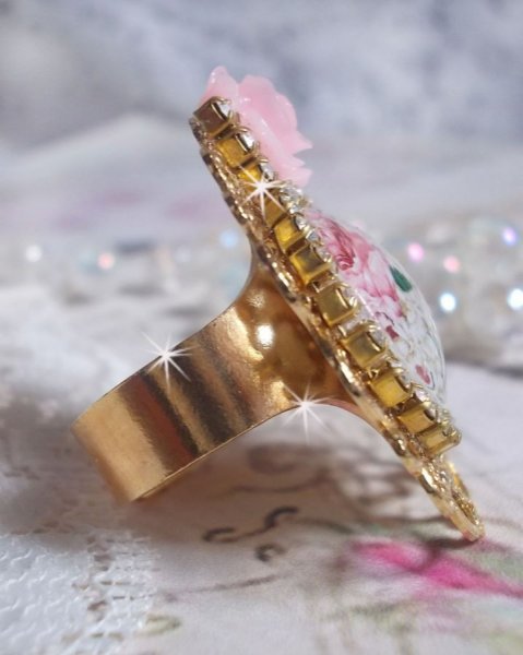 Anillo Bouquet Valentine con un cabuj&oacute;n de rosa, una rosa de resina y una cadena de cristal de Swarovski